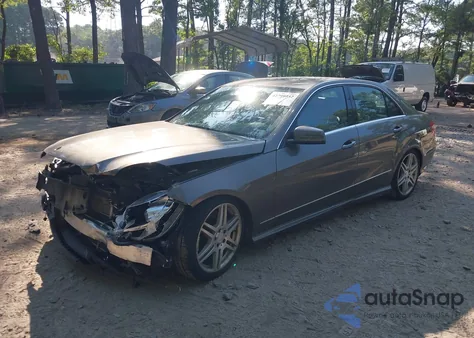 2010 Mercedes-Benz E 550 z USA, uszkodzony, nr VIN WDDHF7CB3AA104247